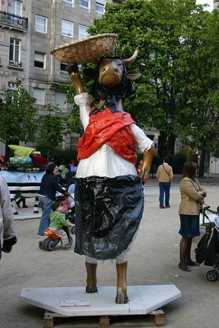 O conflicto xurdiu tras a agresión a unha das figuras da Cow Parade. Flickr: Popi y Lolo