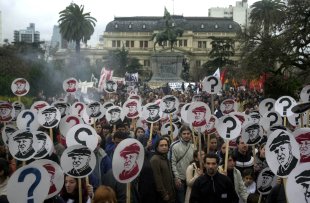 Milleiros de persoas na Praza de Maio