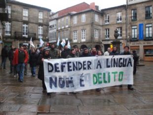 Na tarde do domingo desenvolveuse unha concentración ás portas da comisaría, pedindo a liberdade dos detidos / Imaxe: Ceivar