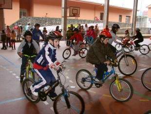 Mozos e mozas practicando o ciclismo