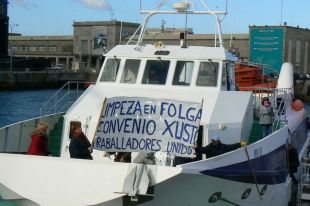 Os manifestantes decidiron desprazarse a Cangas para continuar coas mobilizacións / Na imaxe, colocando a pancarta na proa